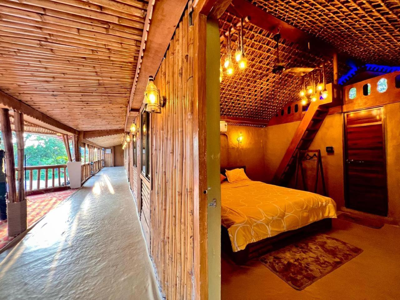 La Pahi Palace- Banquet And Resort Sakri East ภายนอก รูปภาพ