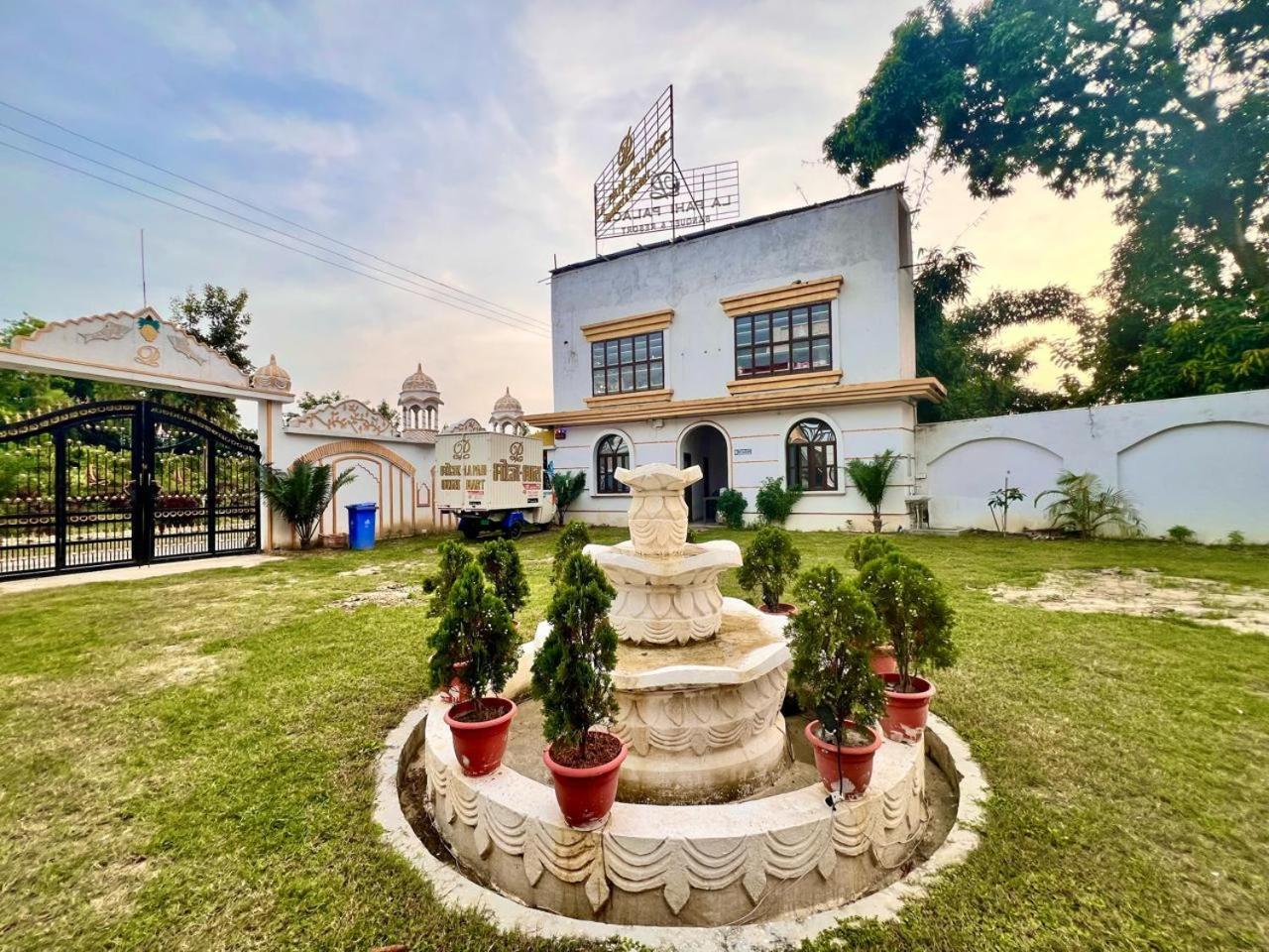 La Pahi Palace- Banquet And Resort Sakri East ภายนอก รูปภาพ