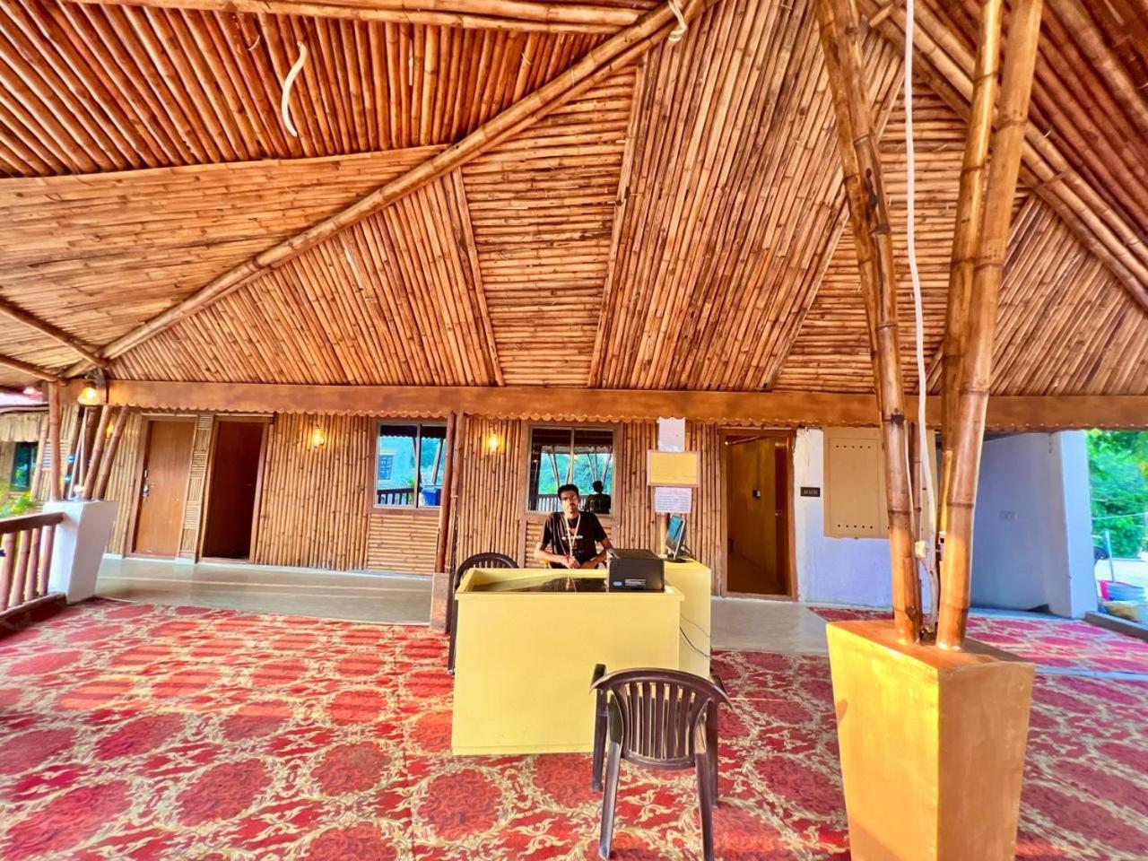 La Pahi Palace- Banquet And Resort Sakri East ภายนอก รูปภาพ