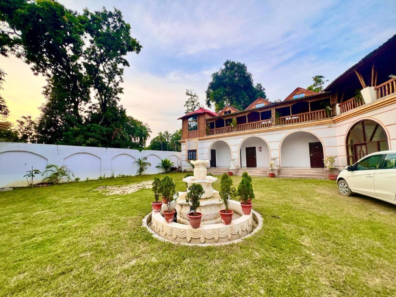 La Pahi Palace- Banquet And Resort Sakri East ภายนอก รูปภาพ