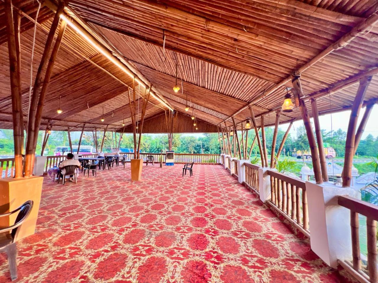 La Pahi Palace- Banquet And Resort Sakri East ภายนอก รูปภาพ