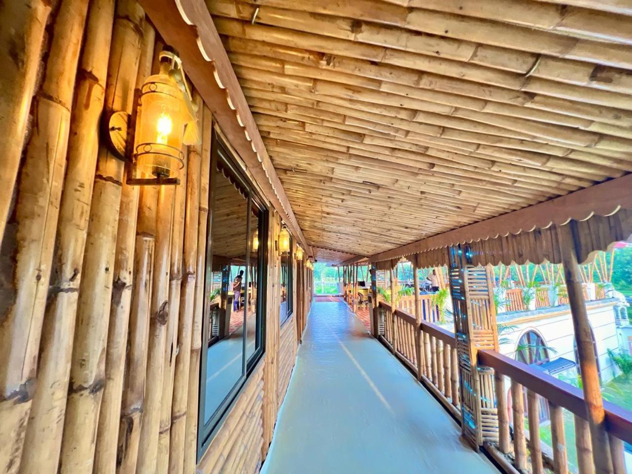 La Pahi Palace- Banquet And Resort Sakri East ภายนอก รูปภาพ