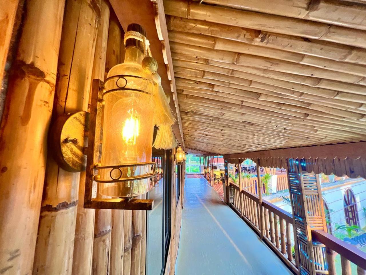 La Pahi Palace- Banquet And Resort Sakri East ภายนอก รูปภาพ