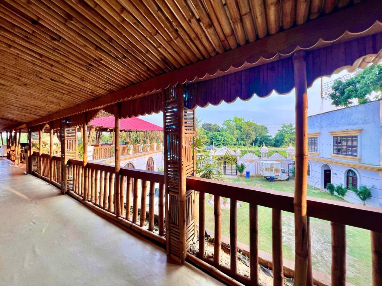 La Pahi Palace- Banquet And Resort Sakri East ภายนอก รูปภาพ