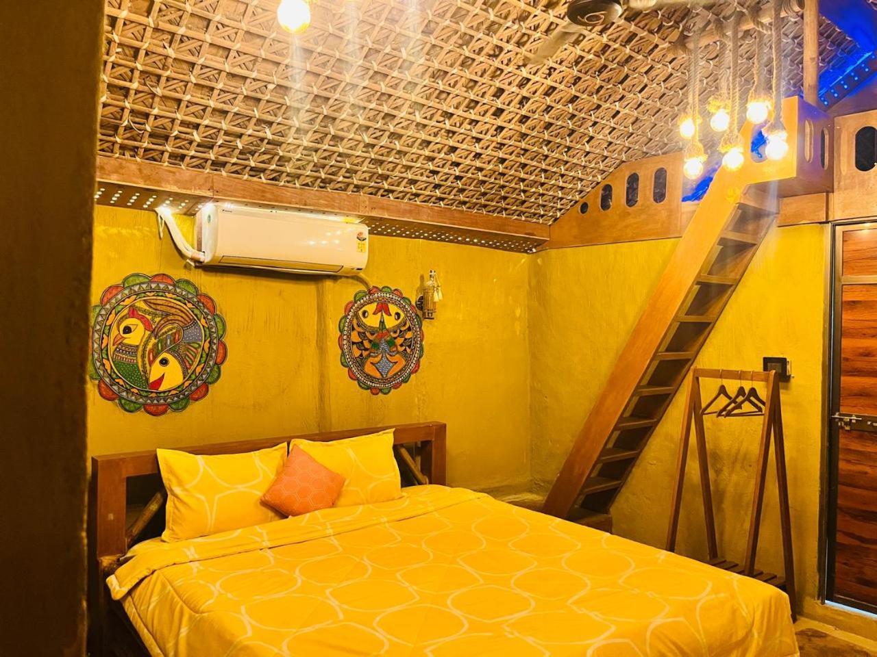 La Pahi Palace- Banquet And Resort Sakri East ภายนอก รูปภาพ
